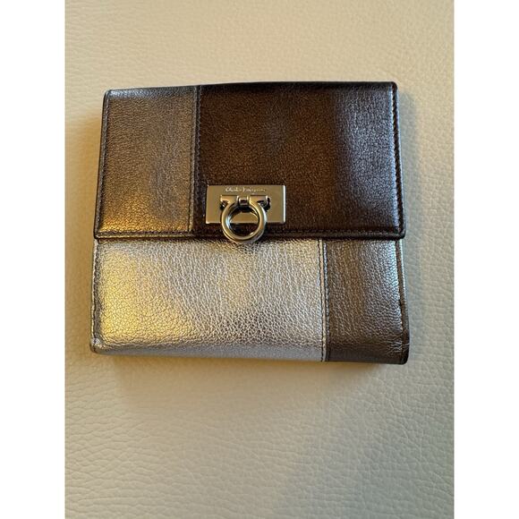 Salvatore Ferragamo metallic leather Gancini bifold wallet - Picture 3 of 12